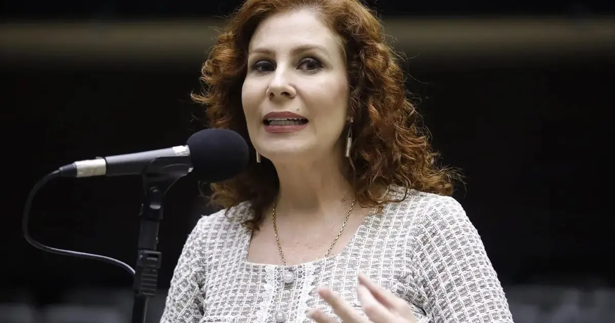 Condenada pelo STF, Carla Zambelli reaparece nas redes sociais para prestar apoio à mãe em disputa por vaga na Câmara