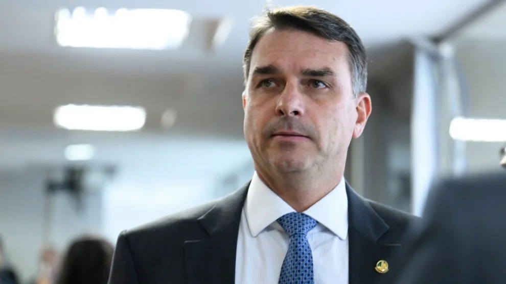 Flávio Bolsonaro nega serviço a empresa de fachada de Vorcaro