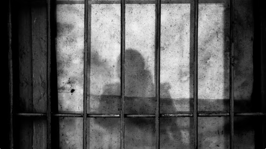 Homem fica preso ilegalmente por quase 500 dias na Bahia por falha em alvará
