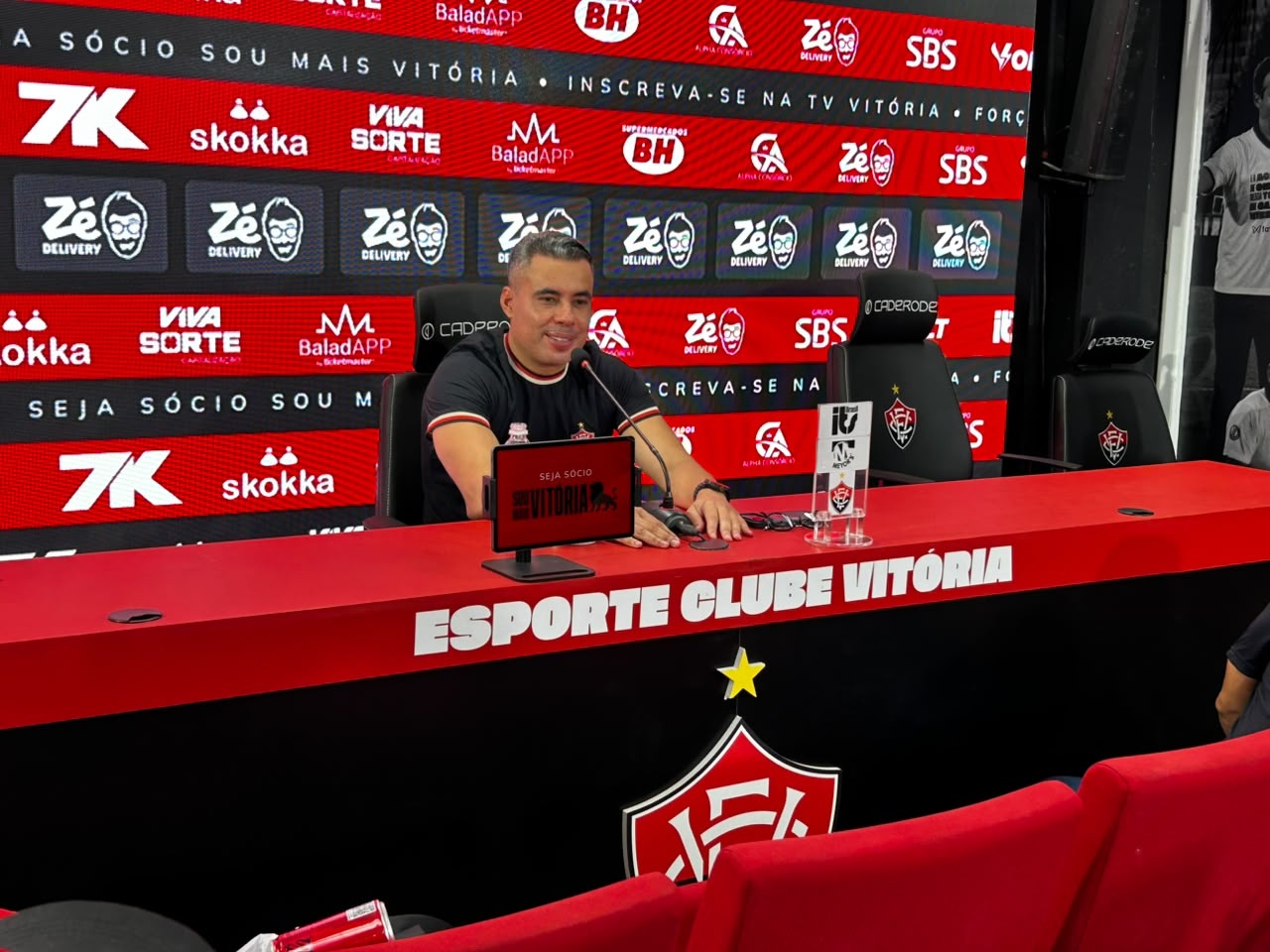 Jair Ventura exalta campanha do Vitória como mandante e elogias estreantes: 