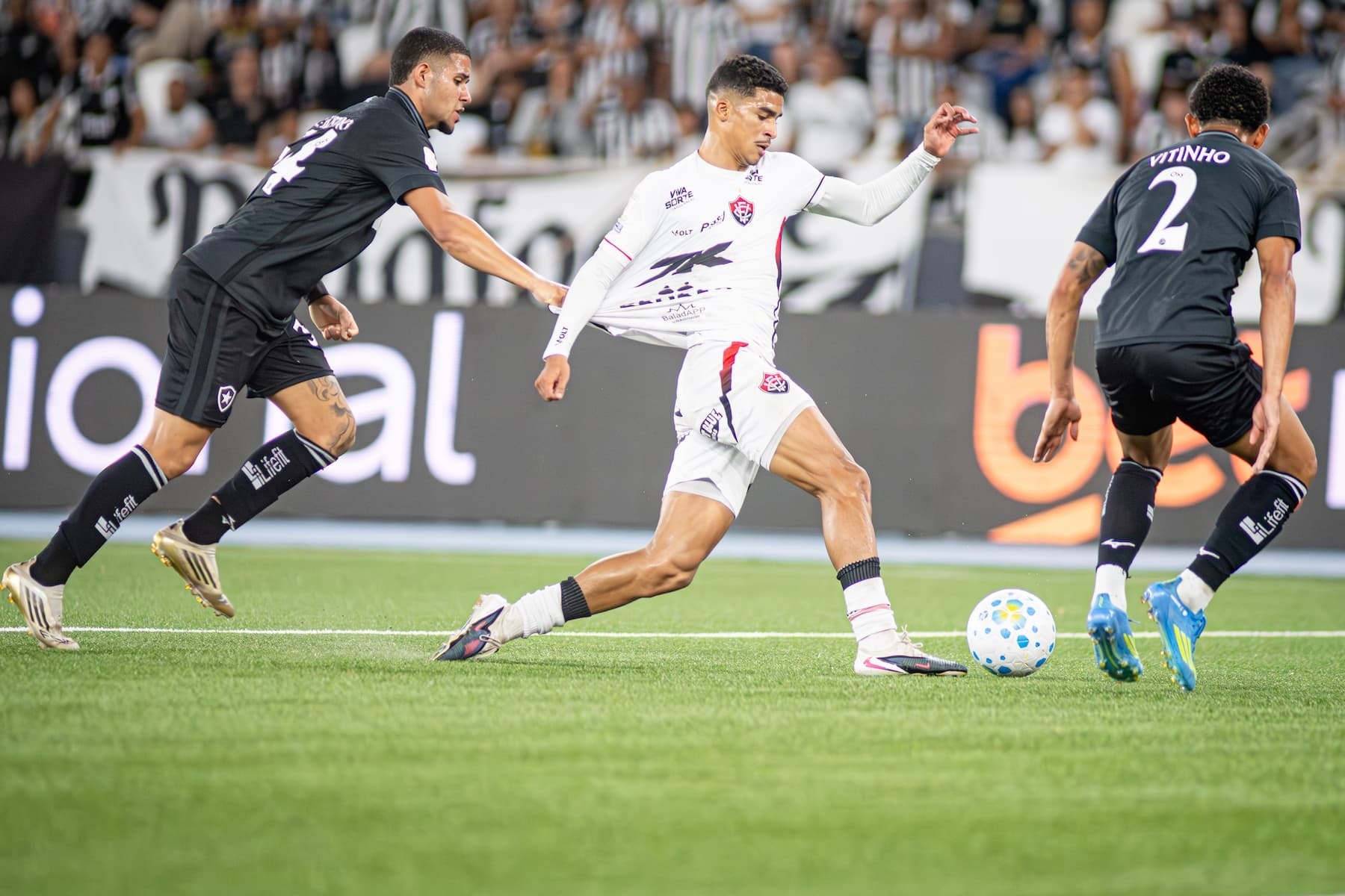 Lucas Arcanjo brilha e Vitória segura empate contra o Botafogo no Rio de Janeiro