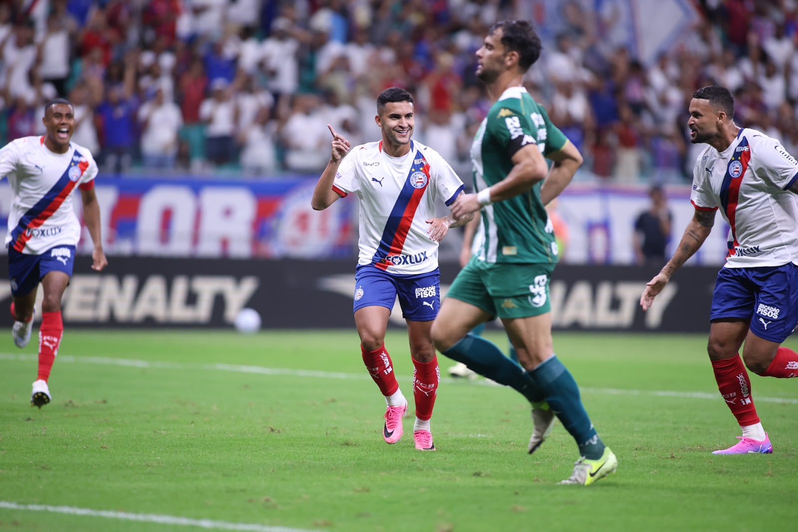 Na volta do Brasileirão, Bahia bate a Chapecoense e segue colado no G4