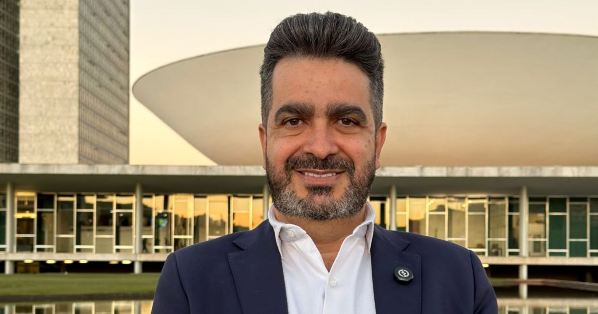 Pré-candidato à Presidência da República promete iPhone e internet grátis para quem concluir curso do governo
