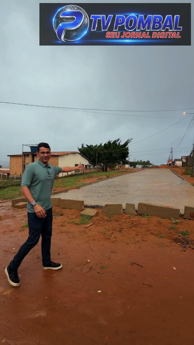 Prefeito Eriksson acompanha obras de pavimentação no povoado Veríssimo mesmo sob chuva em Ribeira do Pombal