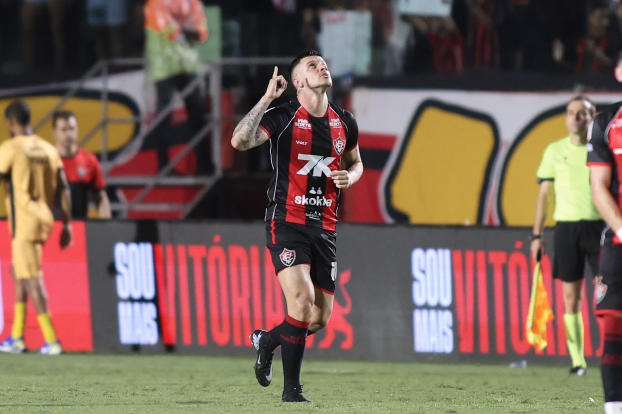 Renato Kayzer decide e Vitória vence o Vasco no retorno do Campeonato Brasileiro