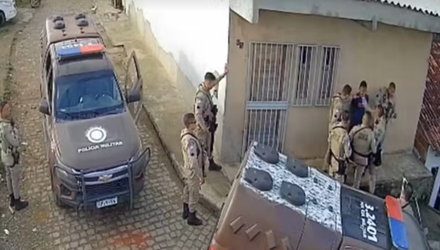 Vídeo mostra agressão contra homem durante abordagem da PM em Ipiaú; corregedoria apura disparos contra câmera de segurança