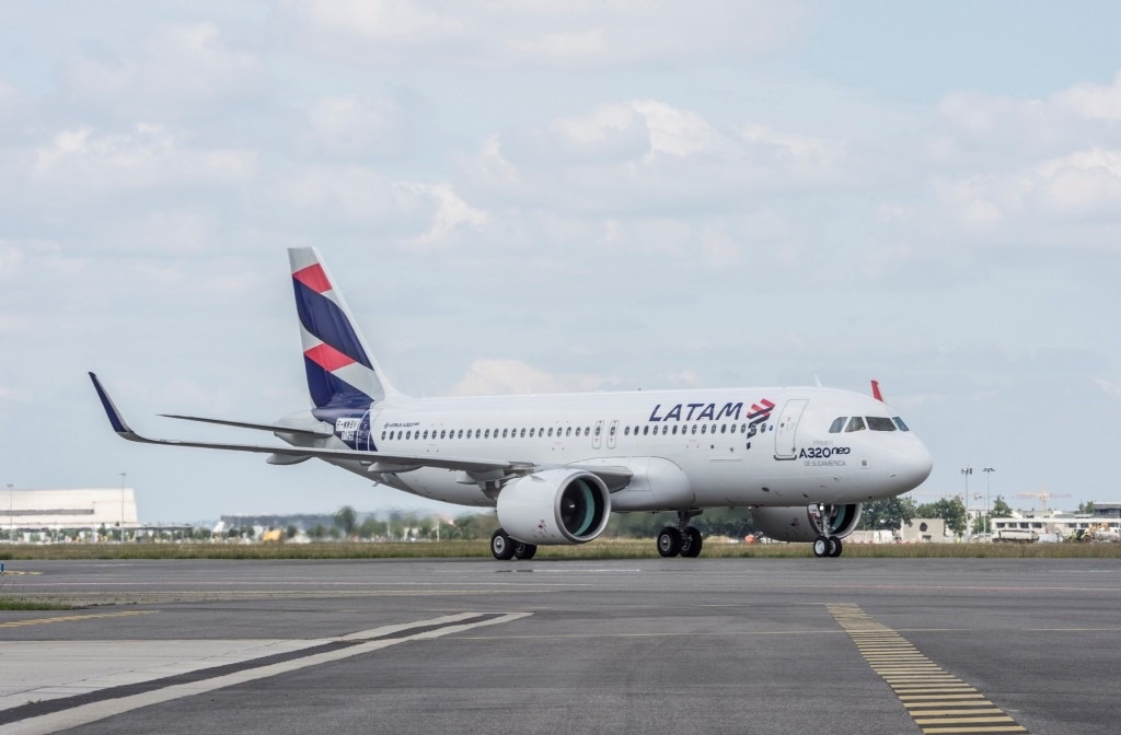 Voo para Salvador retorna a Brasília com fumaça após pássaro atingir motor de aeronave da Latam
