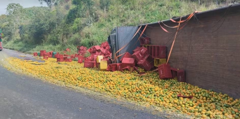 Acidente com caminhões provoca 20 km de congestionamento na BR-101, na Bahia