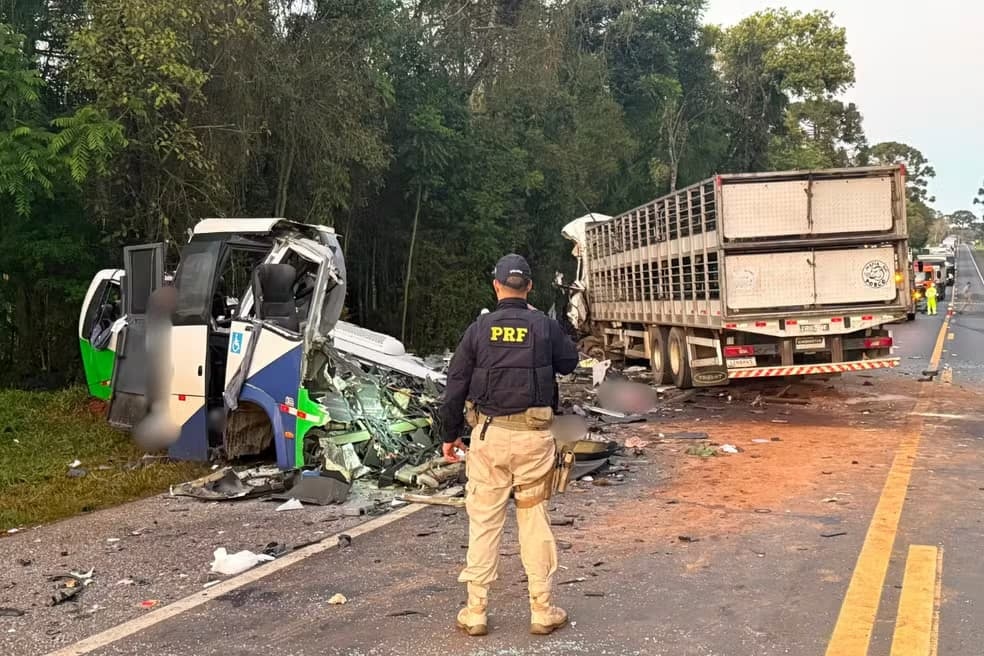 Acidente deixa 22 mortos e 5 feridos após colisão entre micro-ônibus e carreta 