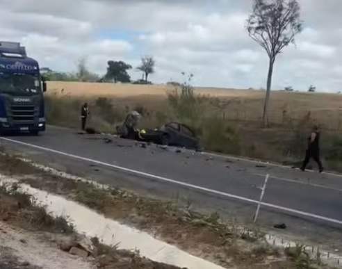 Acidente entre carro e ônibus deixa motorista morto na região de Feira de Santana