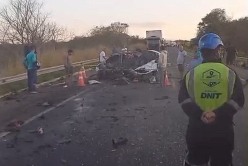 Acidente entre carro e ônibus deixa uma pessoa morta na BR-116 em Vitória da Conquista