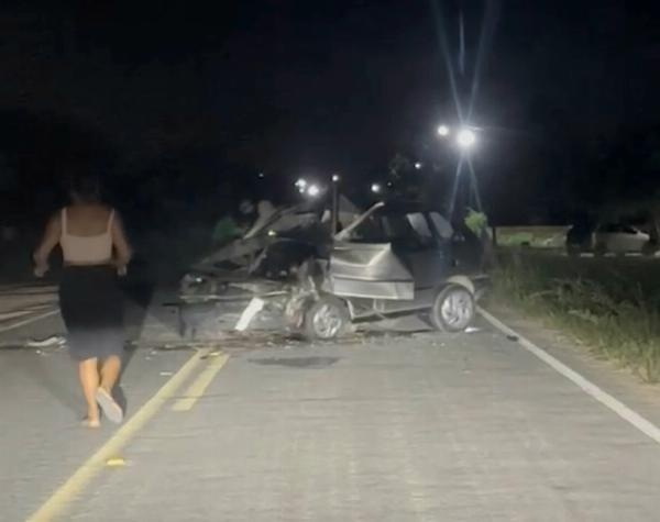 Acidente entre dois carros deixa idoso de 80 anos morto e 2 feridos na BA-400