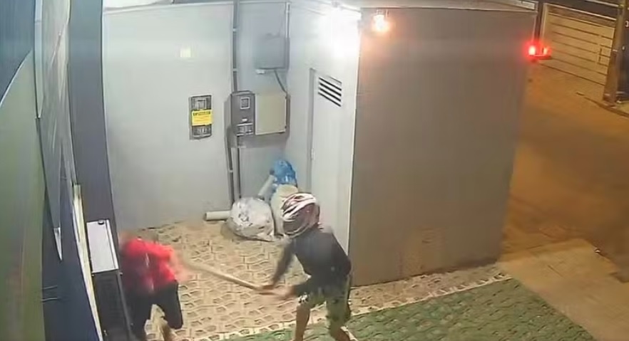 Adolescente é agredido com pedaço de madeira após bola atingir portão em Vitória da Conquista