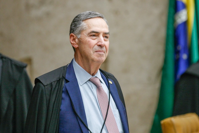 Barroso é internado em hospital após contrair intoxicação alimentar durante viagem 