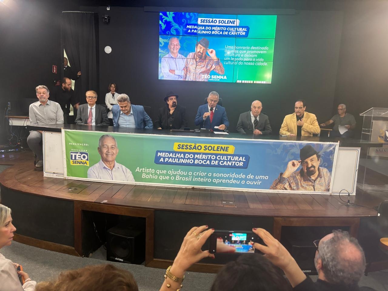Blog do Marrom: Paulinho Boca recebe homenagens de artistas durante entrega de medalha na Câmara