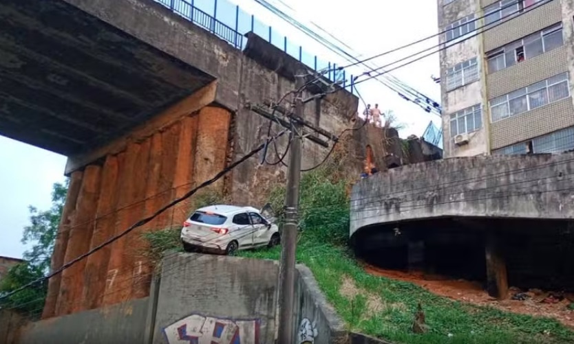 Carro derruba mureta de viaduto e fica próximo de cair no Vale do Ogunjá, em Salvador