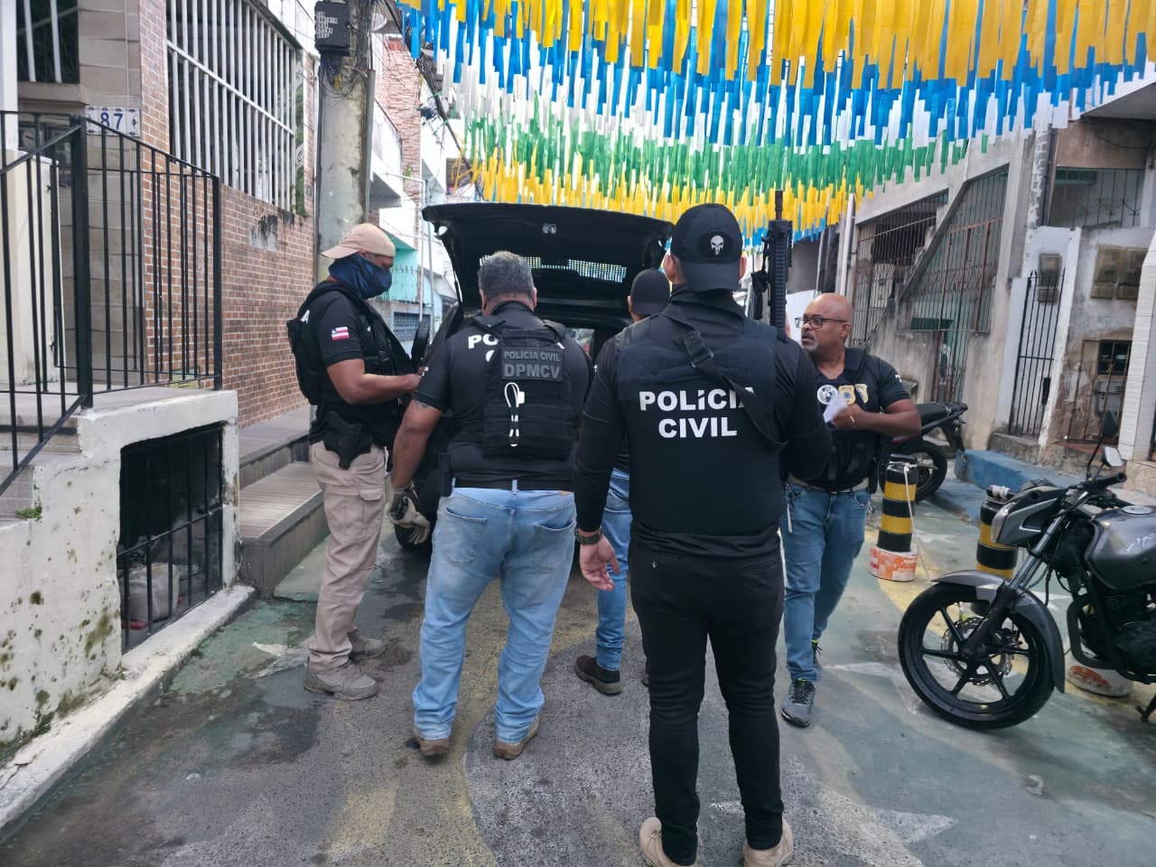 Carta Premiada: Trio é preso por suspeita de aplicar golpes financeiros em idosos na capital baiana