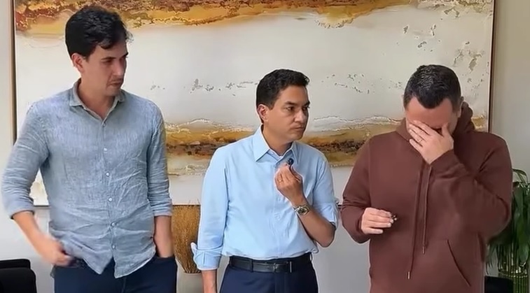 Cleitinho desiste de desistir, implora por candidatura ao governo mineiro e ouve bronca do presidente do partido