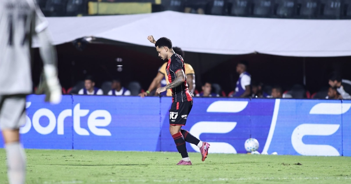 Com gol solitário de Matheuzinho, Vitória bate o Botafogo no Barradão e vence a primeira no returno do Brasileirão