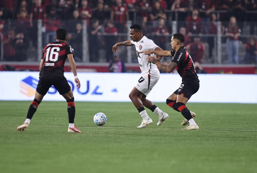 Com nova expulsão, Vitória perde para o Athletico-PR e terá que reverter desvantagem no Barradão