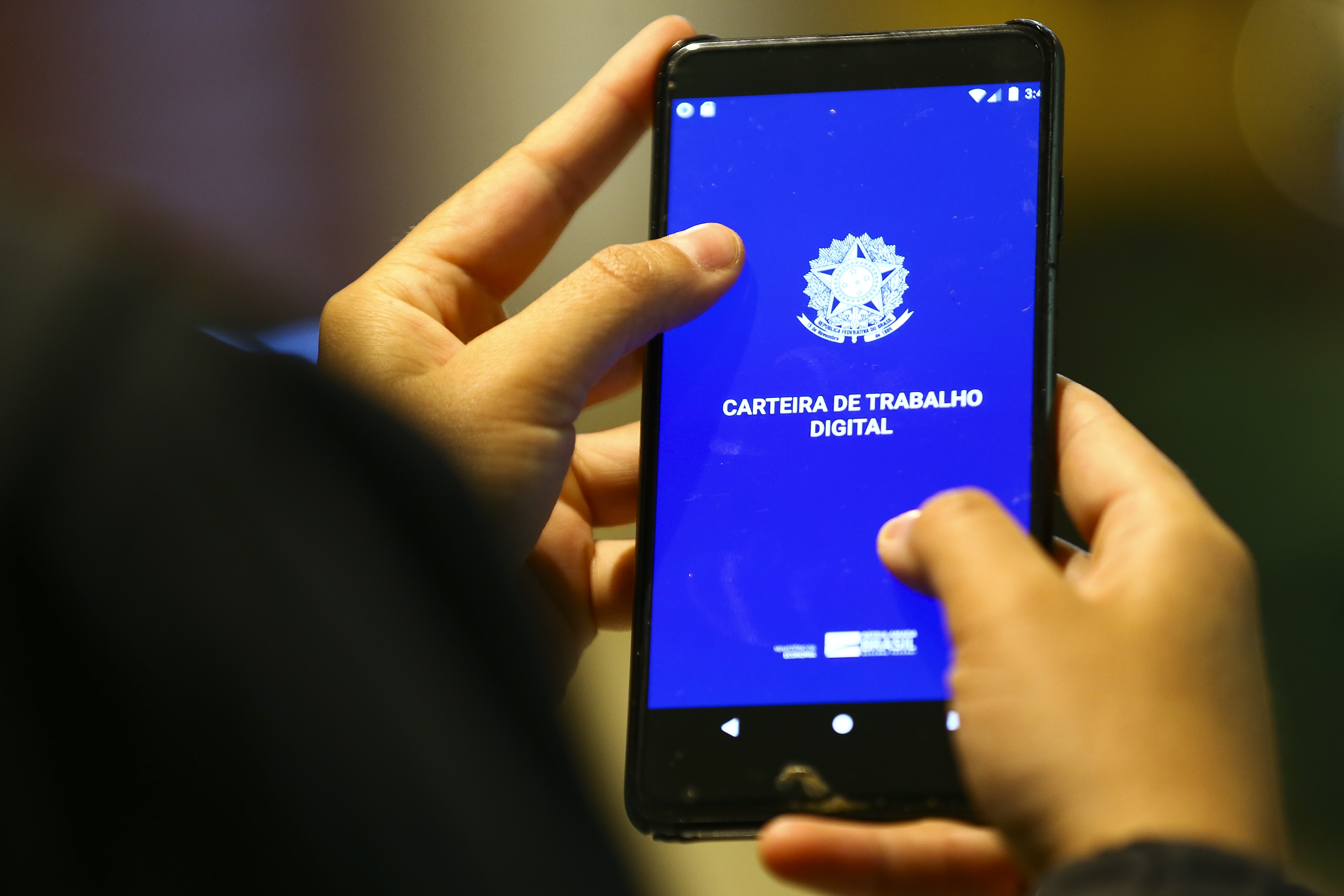Desemprego cai para 5,3%, o menor para o trimestre terminado em julho