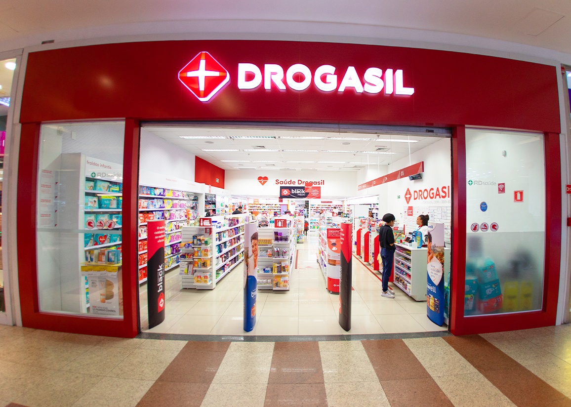 Drogasil é processada após proibir funcionários de sentar em jornada