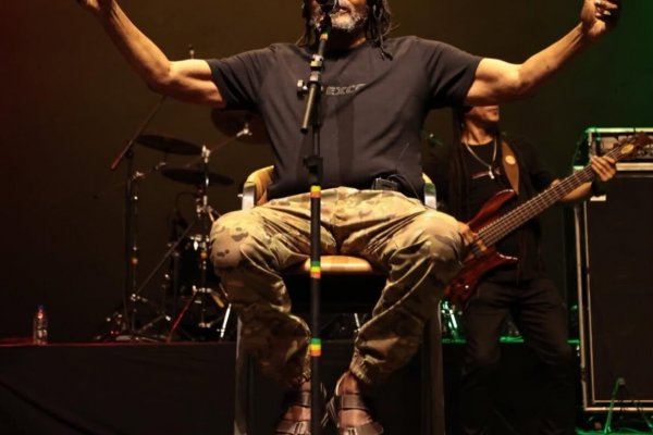 Edson Gomes dá entrada em hospital após show na Concha Acústica
