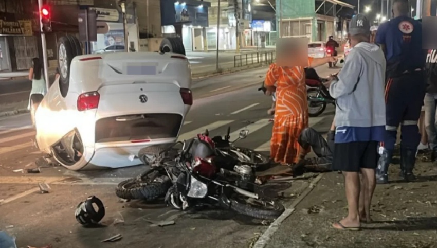 Ex-policial militar colide carro contra motocicletas em Feira de Santana; veículo capotou