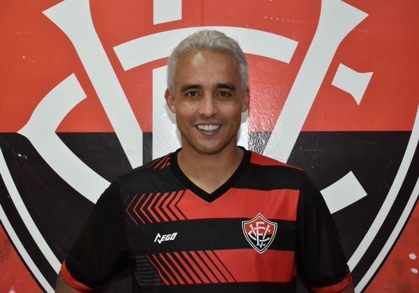 Ex-Vitória e Corinthians, Jadson é preso suspeito de violência doméstica no Paraná