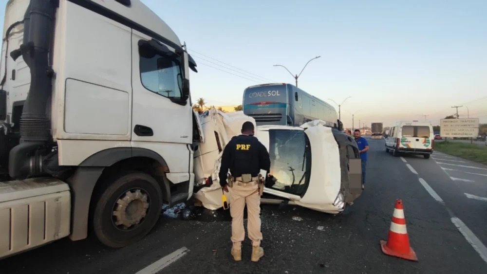 Feira de Santana: Engavetamento com bitrem destrói carros e congestiona BR-324