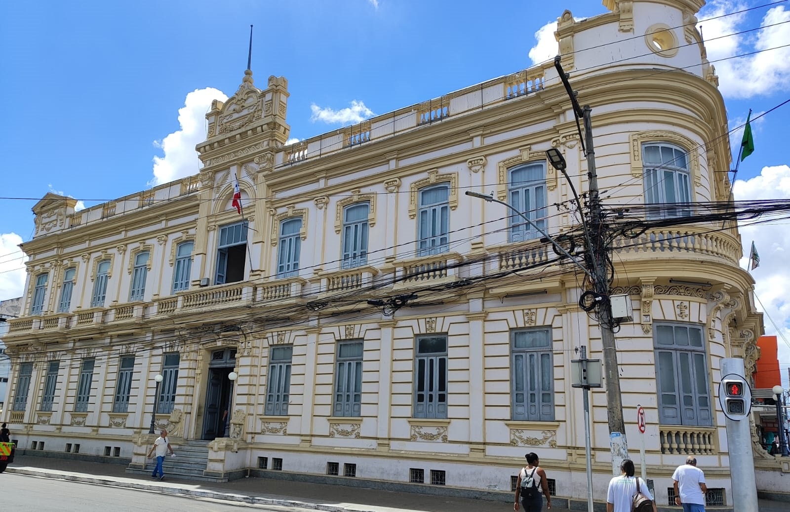 Feira de Santana: Prefeitura nomeia e convoca 62 professores aprovados em concurso
