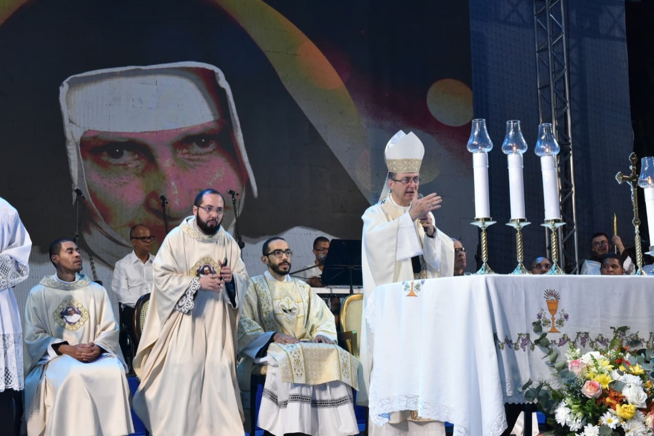Fiéis encerram festividades em homenagem a Santa Dulce dos Pobres com missa e procissão em Salvador 