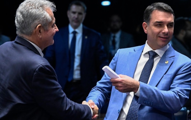 Flávio Bolsonaro anuncia apoio às candidaturas de Angelo Coronel e João Roma para o Senado