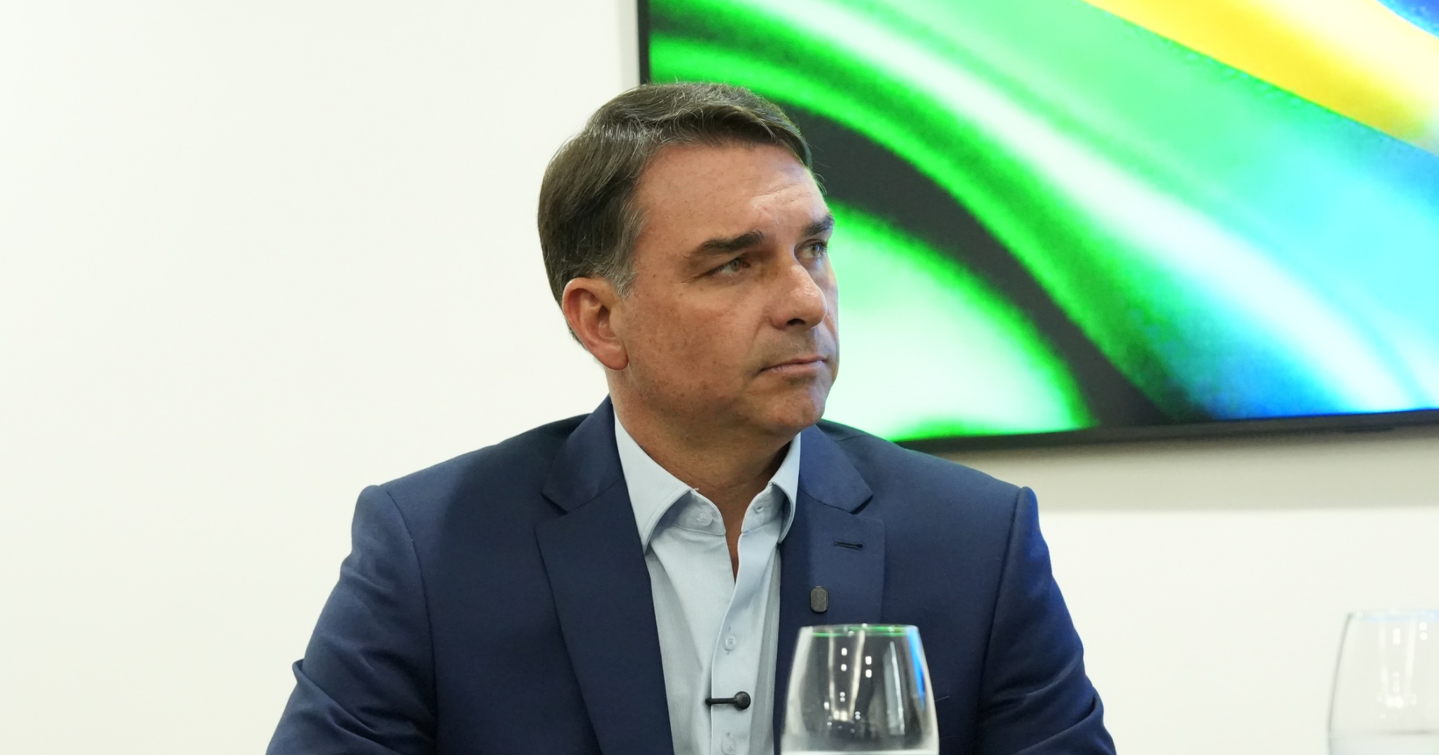 Flávio Bolsonaro critica Toffoli e fala em censura após suspensão de campanha de Renan Santos