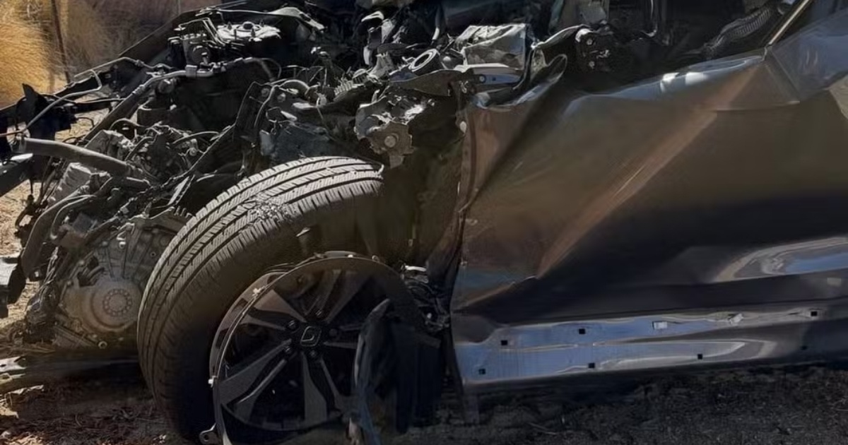 Foto de carro destruído após grave acidente com surfista Victor Bernardo é divulgada