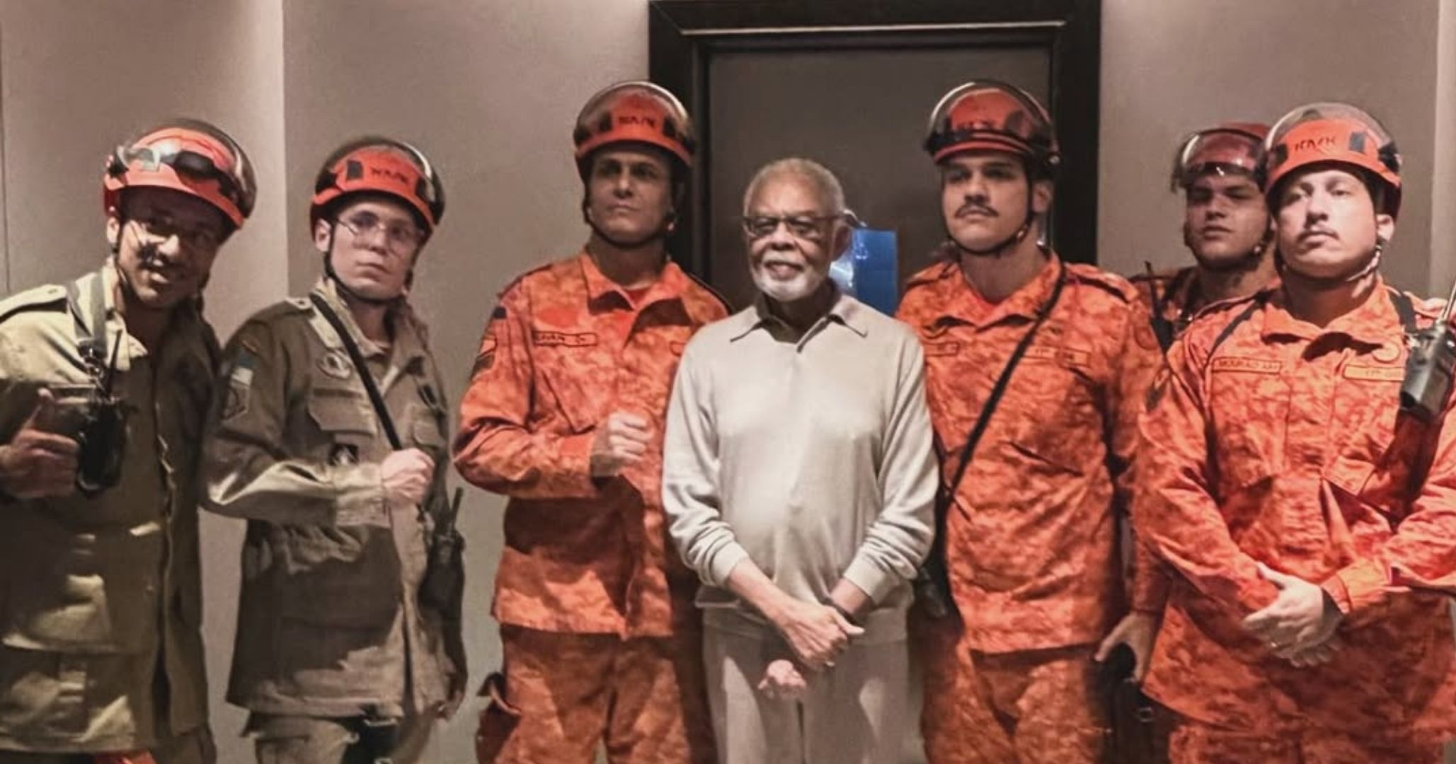 Gilberto Gil é resgatado após ficar preso em elevador no Rio