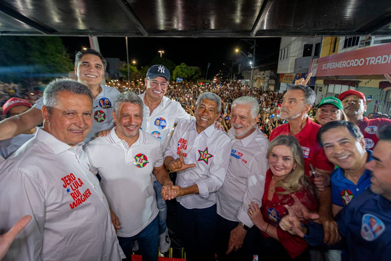 Governador faz ato de campanha em Guanambi junto com prefeito de cidade