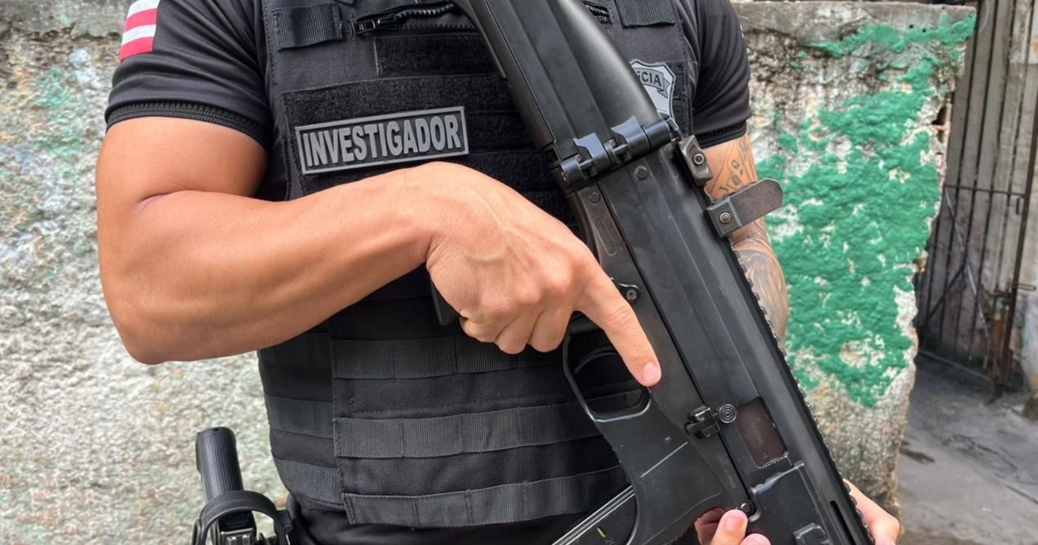 Homem é preso após descumprir medida protetiva e agredir ex-companheira em Santo Estêvão