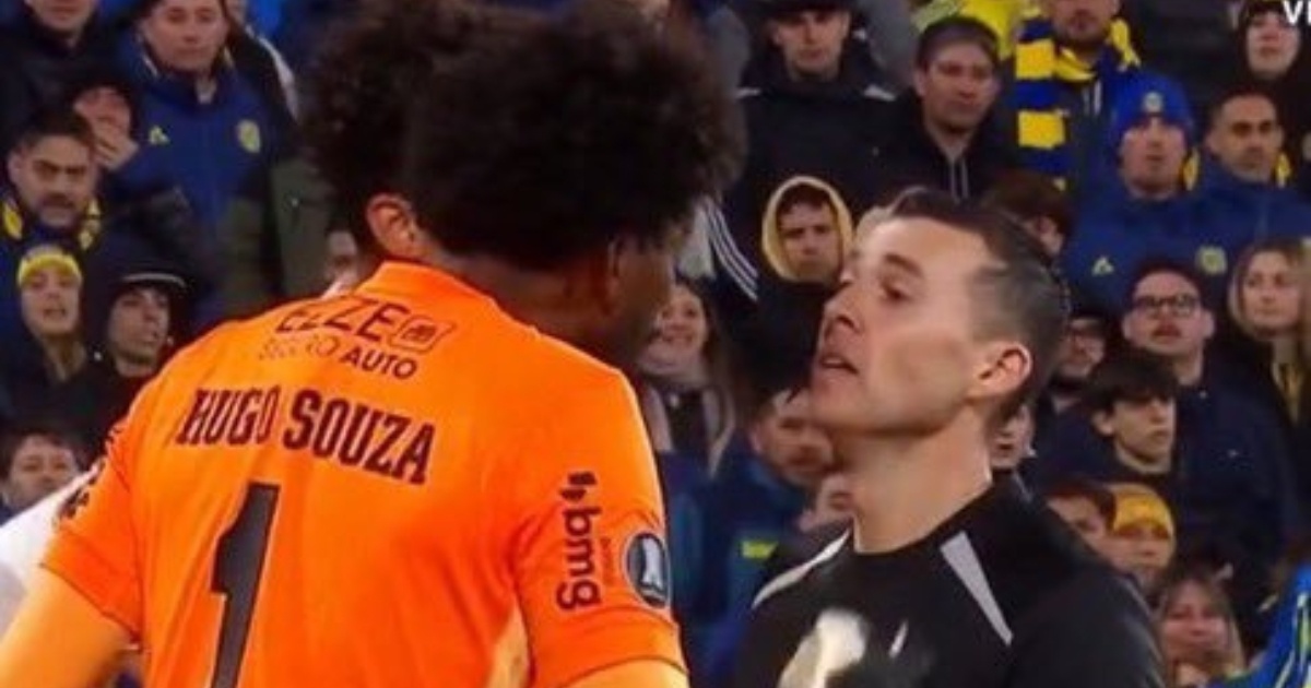 Hugo Souza denuncia racismo na Argentina e árbitro aciona protocolo durante jogo do Corinthians na Libertadores