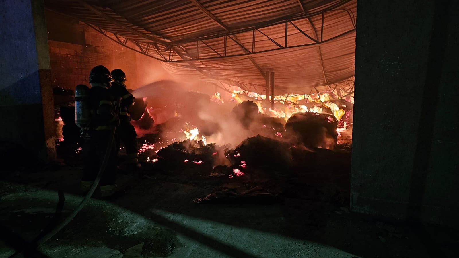 Incêndio atinge fábrica de estofados em avenida de Vitória da Conquista