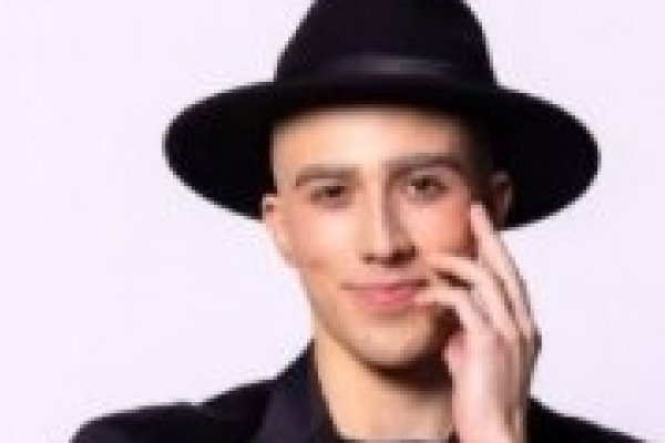 João Pedro Chaseliov fala sobre desafio de interpretar Paulo Gustavo no teatro: “A gente vive tudo isso ao lado da família dele”!