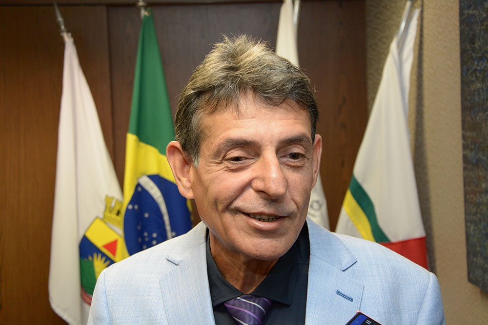 Juiz que foi flagrado bebendo e fumando durante sessão é afastado do cargo