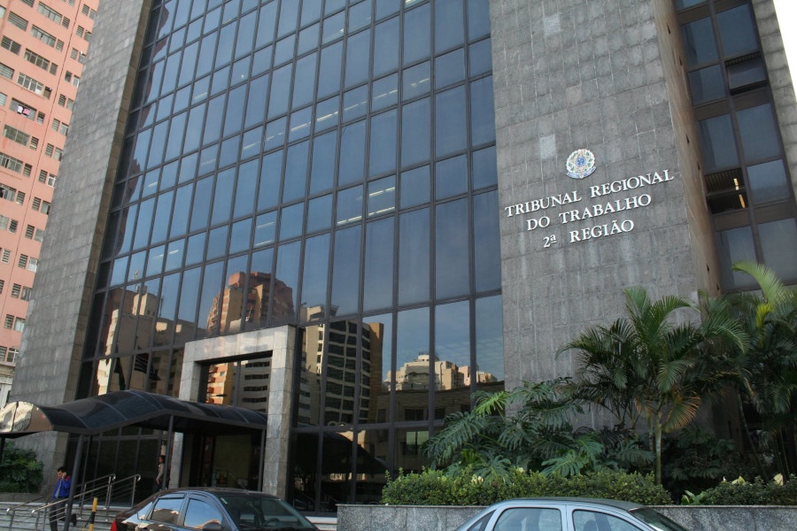 Justiça concede indenização a trabalhador negro obrigado a cortar cabelo e retirar barba