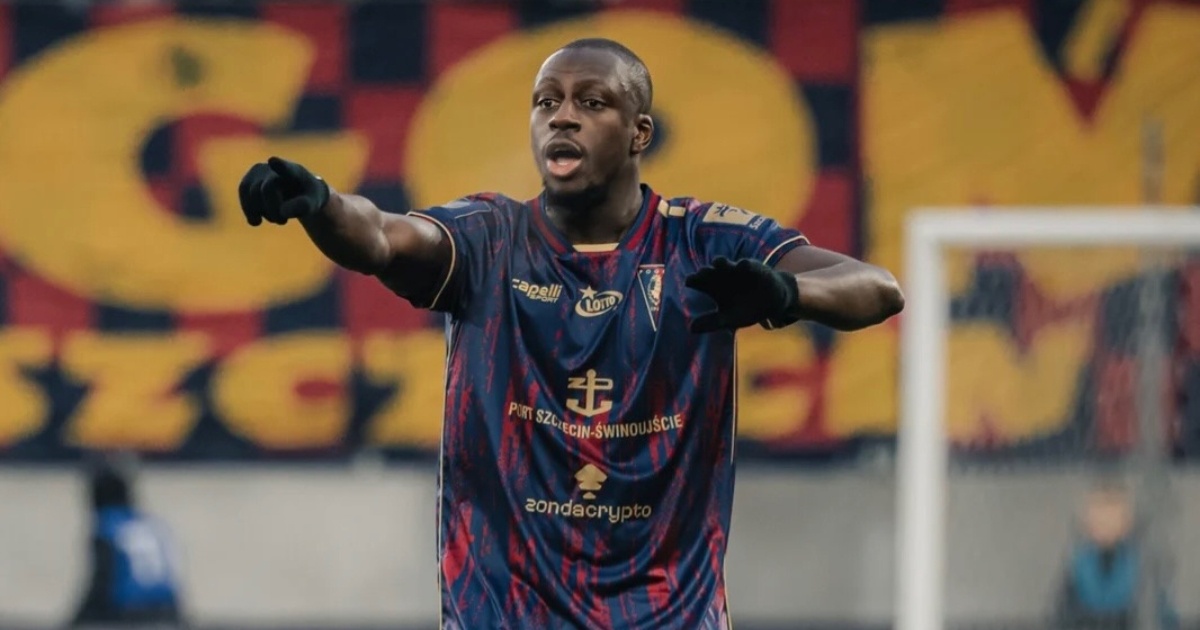 Lateral francês leiloa réplica da taça conquistada na Copa do Mundo de 2018 e rebate críticas: 