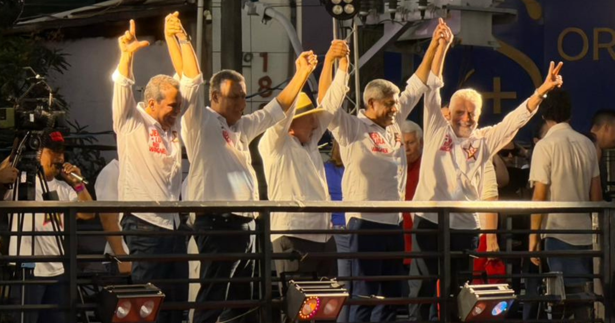  Lula compartilha esperança de se eleger no 1° turno com eleitores