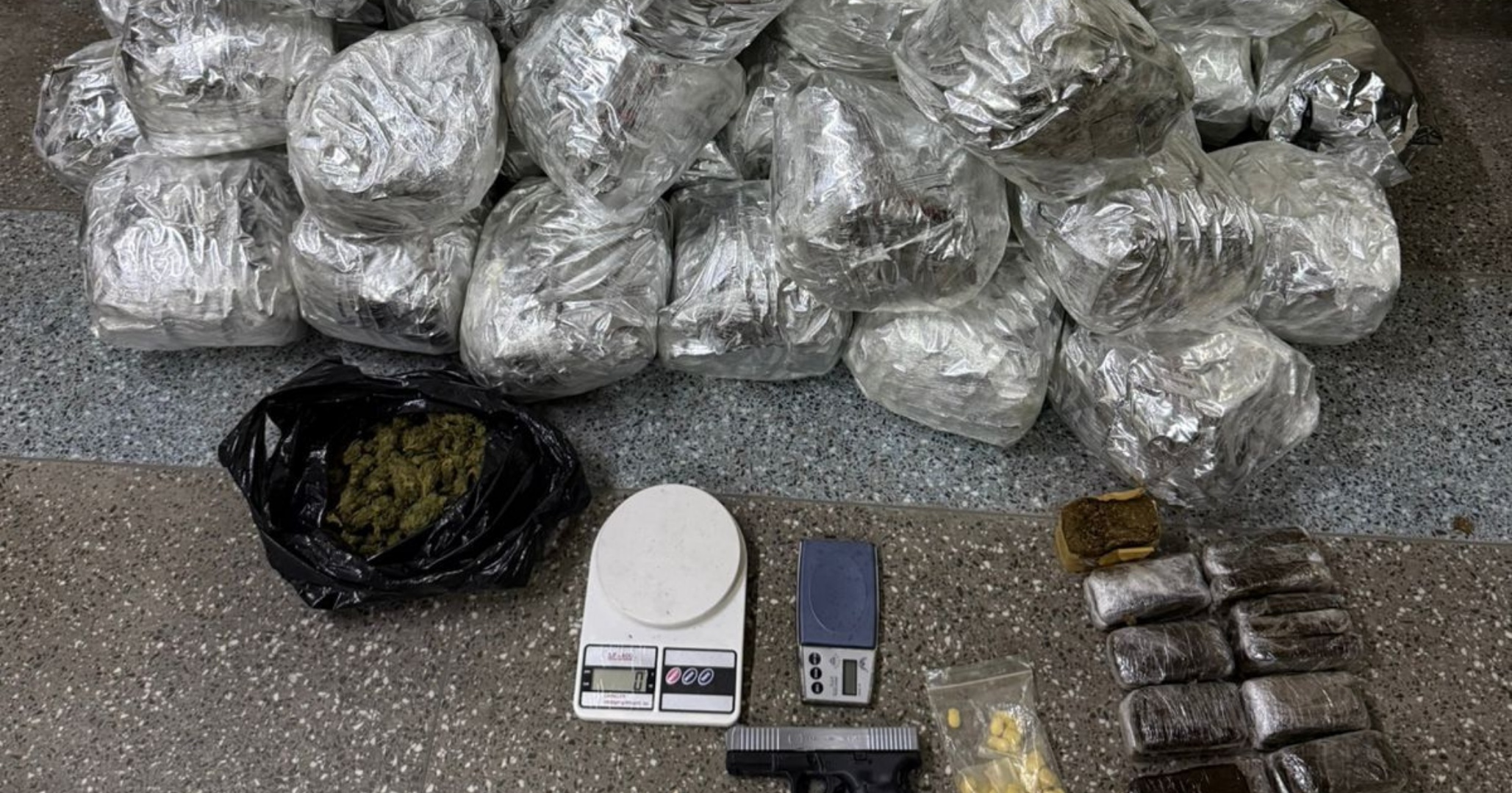 Mais de 40 kg de drogas e arma falsa são apreendidos em Lauro de Freitas