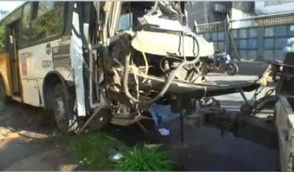 Micro-ônibus colide com poste e gera lentidão na Avenida Gal Costa 