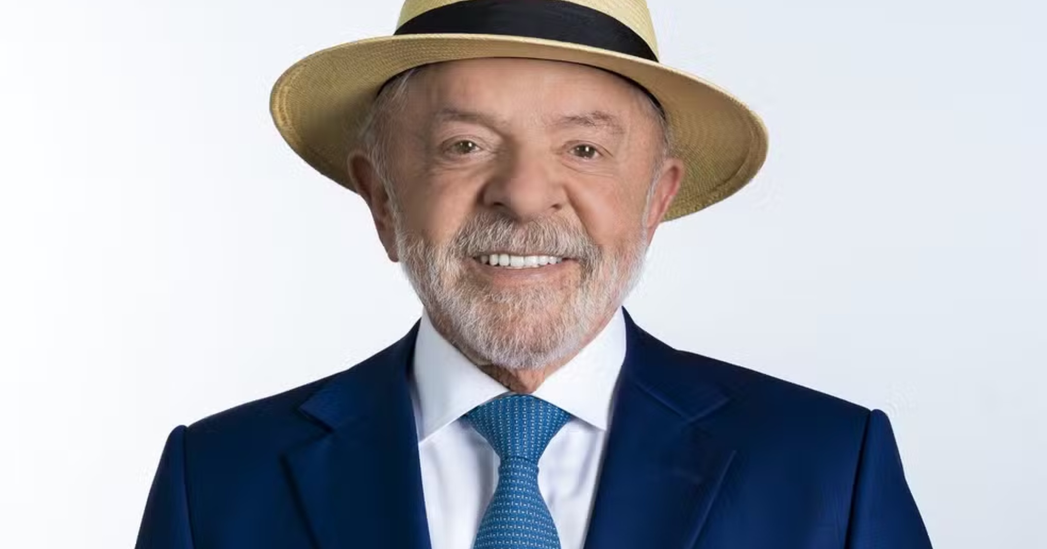 Ministério Público Eleitoral nega irregularidade na foto de Lula com chapéu na urna