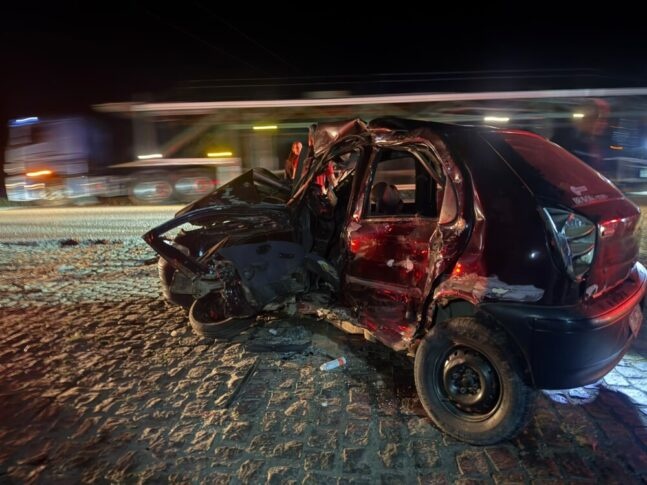 Motorista morre após colisão entre carro e caminhão na Serra do Mutum, na Bahia