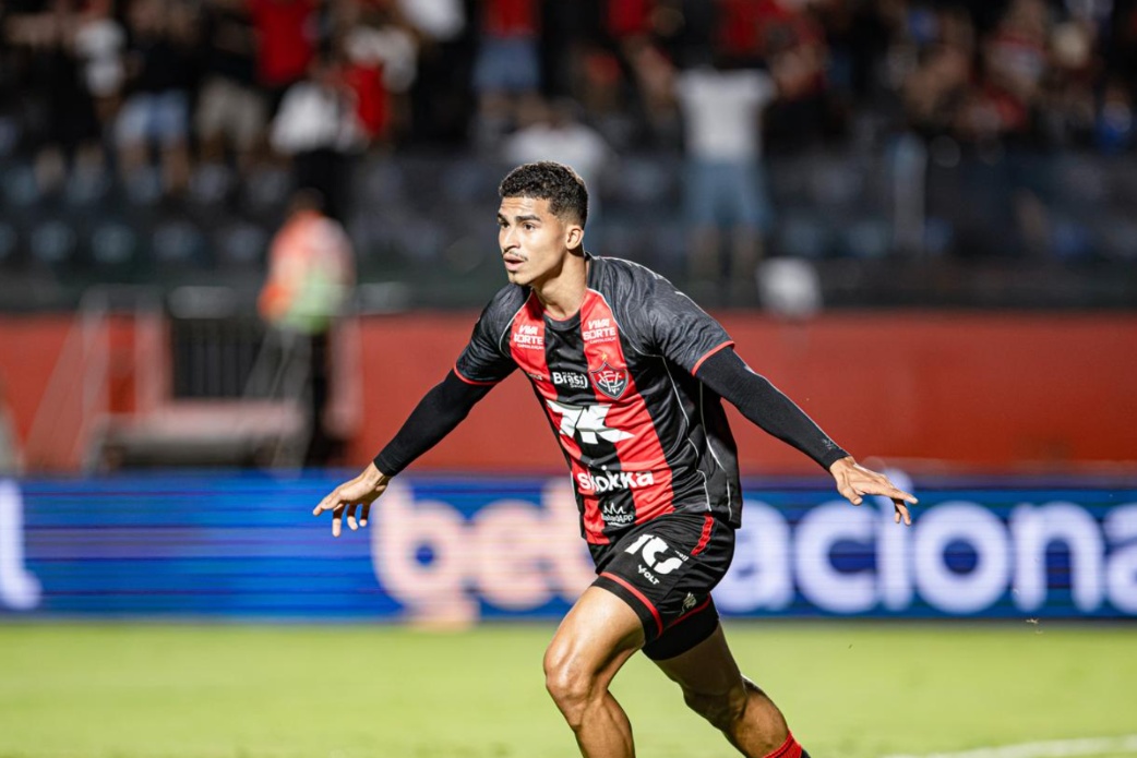 No Barradão é diferente: Vitória dá show, vira sobre Athletico-PR e avança às quartas da Copa do Brasil